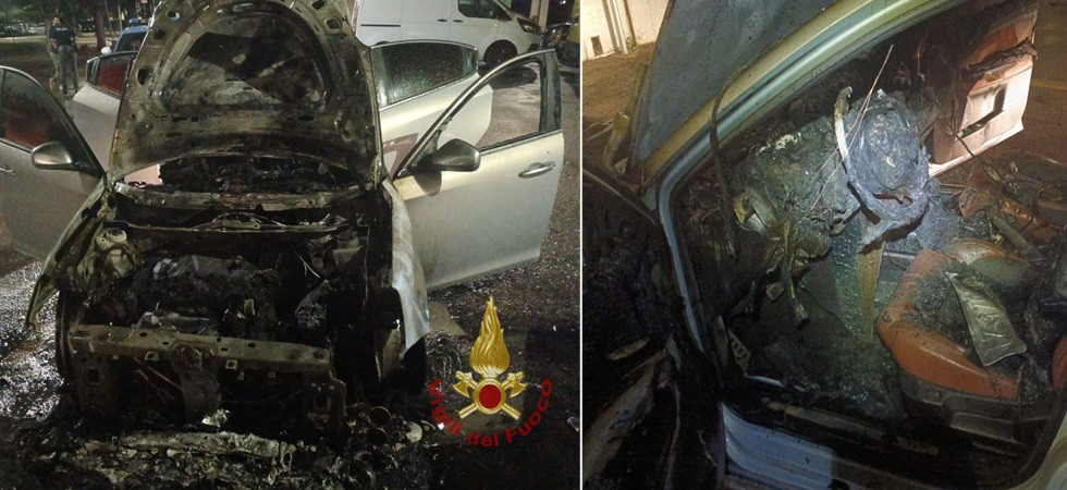 Le fiamme avvolgono e distruggono un'auto, vigili del fuoco in azione nel cuore della notte