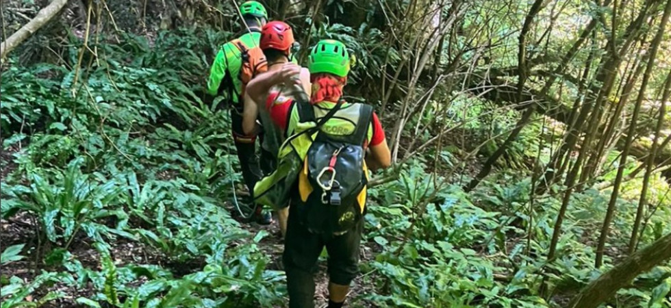 Esce dal sentiero, si perde e poi stanco chiama il soccorso alpino: portato in salvo un escursionista 35enne