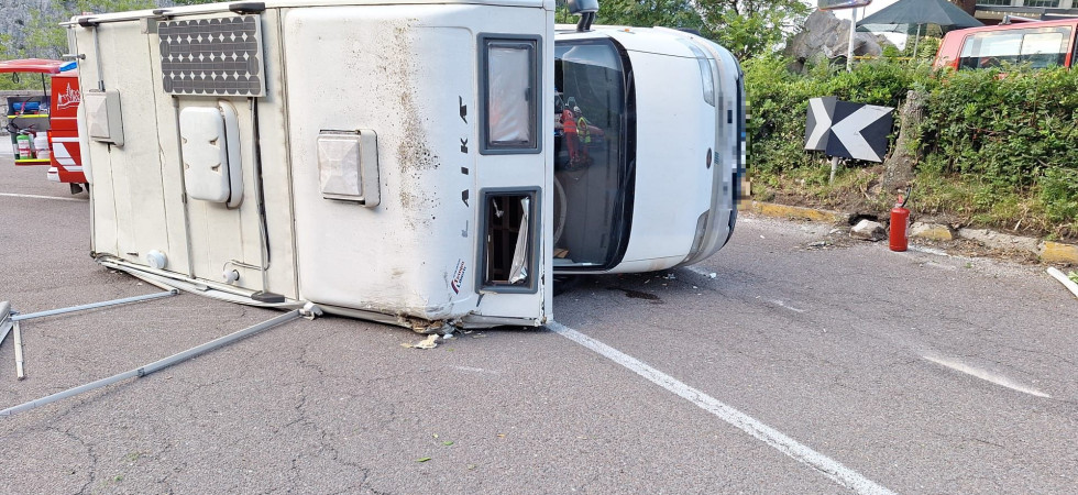 Perde il controllo del camper in curva e il mezzo si ribalta: soccorsi in azione