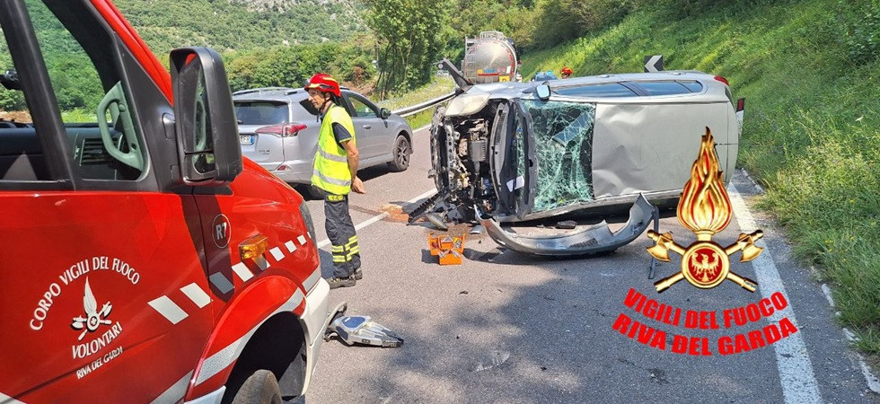 Perde il controllo dell'auto che finisce per ribaltarsi sul fianco: soccorsi in azione sul posto