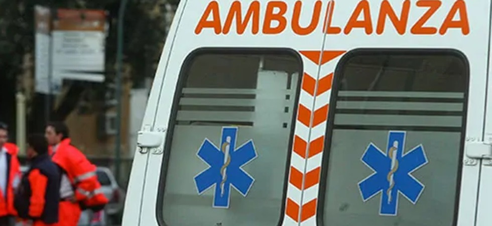Malore alla guida, perde il controllo dell'auto e finisce contro altri mezzi: morto un 84enne