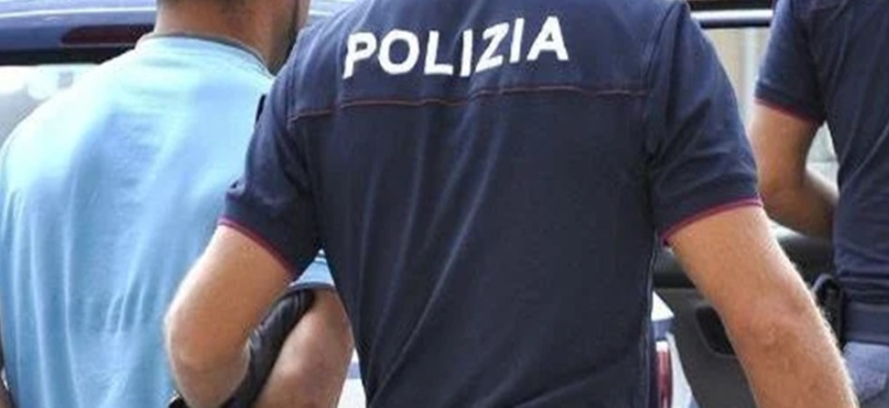 Ricercato per una condanna a 4 mesi di carcere viene trovato con la zaino pieni di vestiti rubati, 41enne finisce in carcere