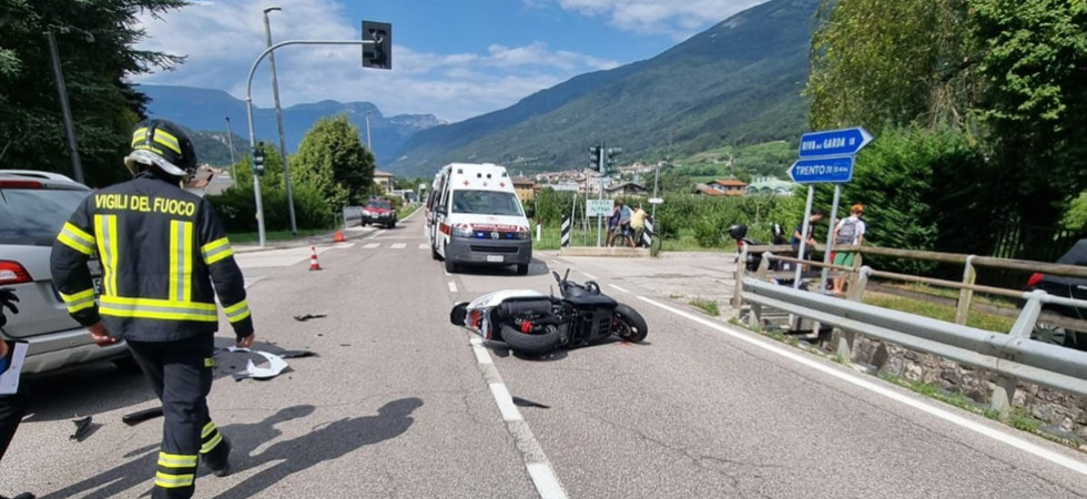 Scontro auto-scooter, 51enne sbalzato sull'asfalto
