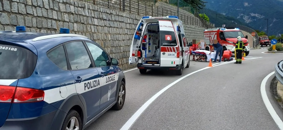 Scaraventato sull'asfalto, momenti di paura per un ciclista 70enne: trasportato in ospedale