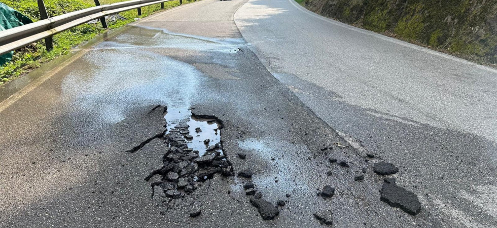 Scoppia un tubo dell'acqua e si crea una 'voragine' in strada