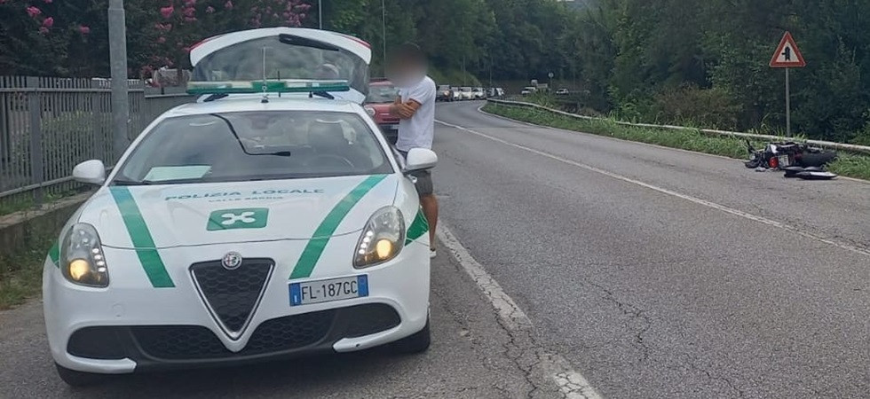Ubriaco fradicio, senza patente e con la moto non revisionata, procede a zig zag sulla strada