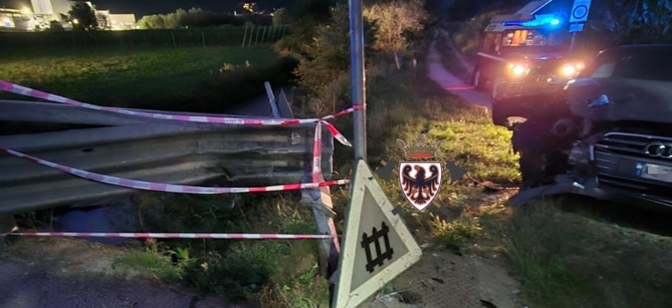 Foto di Federazione dei Corpi Vigili del Fuoco Volontari Provincia autonoma Trento Perde il controllo dell'auto, 26enne si schianta contro un palo e il guardrail che delimita il fiume