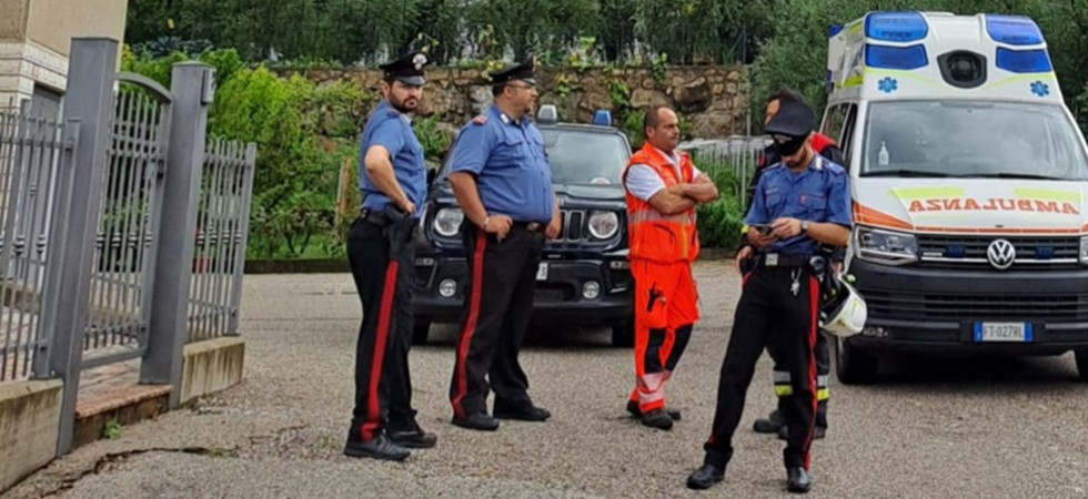Fumo e odore acre, una quindicina di persone bloccata nelle case per un incendio