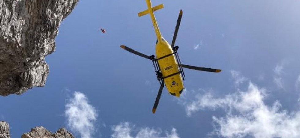 S'infortuna ad un caviglia e viene recuperato sul ghiaione dall'elicottero
