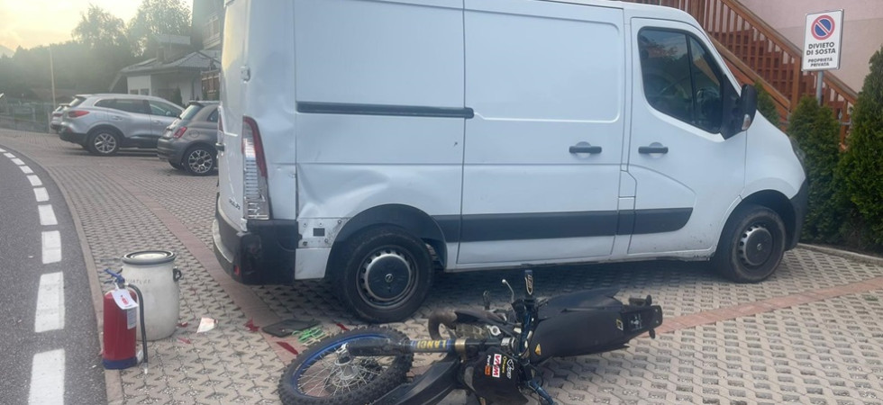 Perde il controllo della moto sul dosso stradale e finisce contro un furgone, 21enne trasferito in elicottero all'ospedale