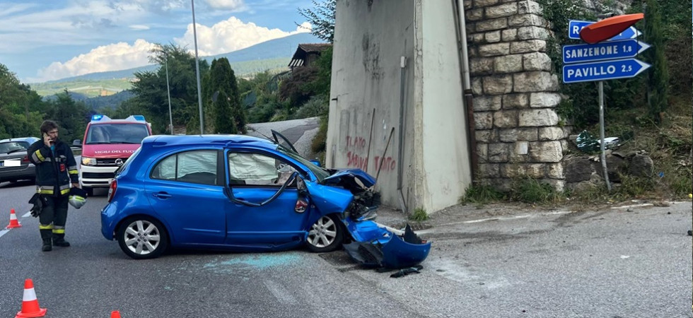 Il conducente perde il controllo dell'auto che si schianta contro il muro del cavalcavia, grave incidente per due persone