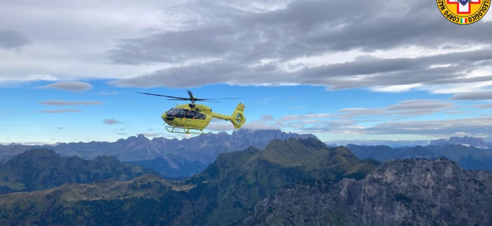 Cade rovinosamente in montagna, procurandosi traumi al viso e ad una gamba: 63enne recuperato con un verricello di 30 metri