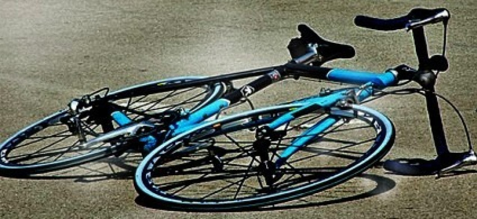 Violento scontro bici - auto in discesa: politraumi per il ciclista 49enne, elitrasportato in ospedale in codice rosso