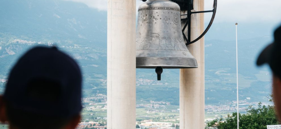 Intelligenza della pace, un viaggio musicale e di riflessione alla Campana dei Caduti con Nico Pira e Raffaele Crocco