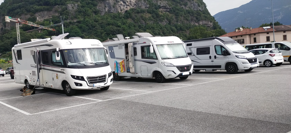 Con tre camper occupano quattordici posti auto, l'associazione nazionale camperisti