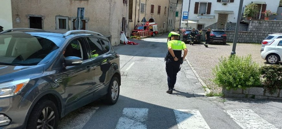 Sconto auto-moto, un ragazzo di 15 anni scaraventato sull'asfalto: elitrasportato all'ospedale di Trento