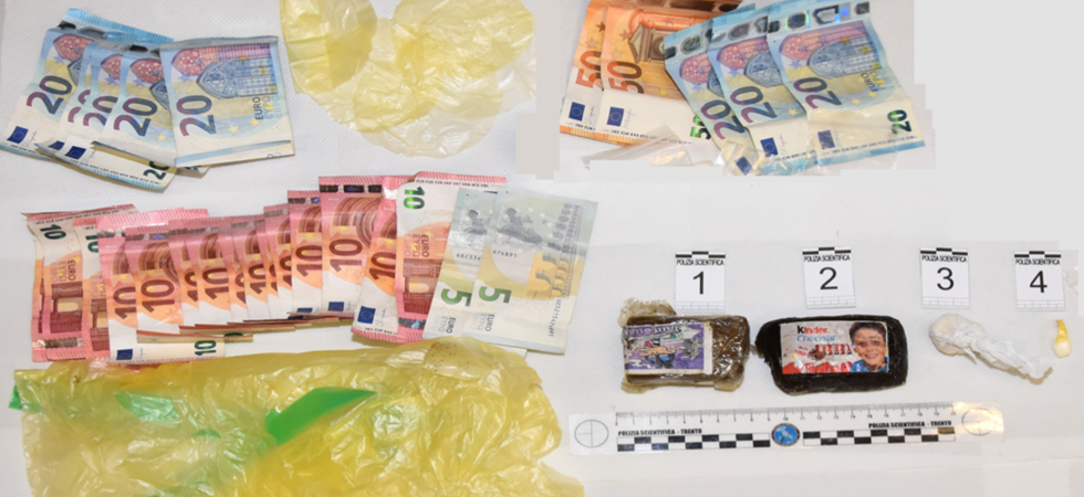 Confezionavano droga lungo la ciclabile che costeggia il parco delle Albere: arrestati due uomini