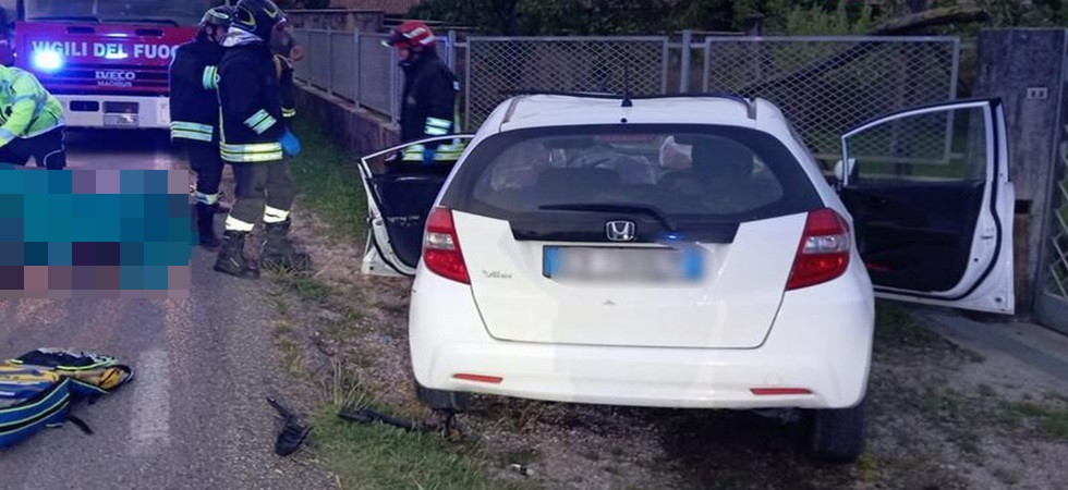 Perde il controllo dell'auto e si schianta contro un muro, 39enne in gravi condizioni trasportato in ospedale