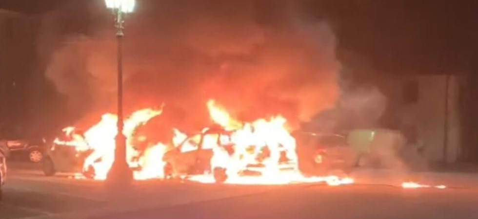 Per 'punire' un debitore danno fuoco a quattro auto: un uomo e una donna rintracciati dai carabinieri