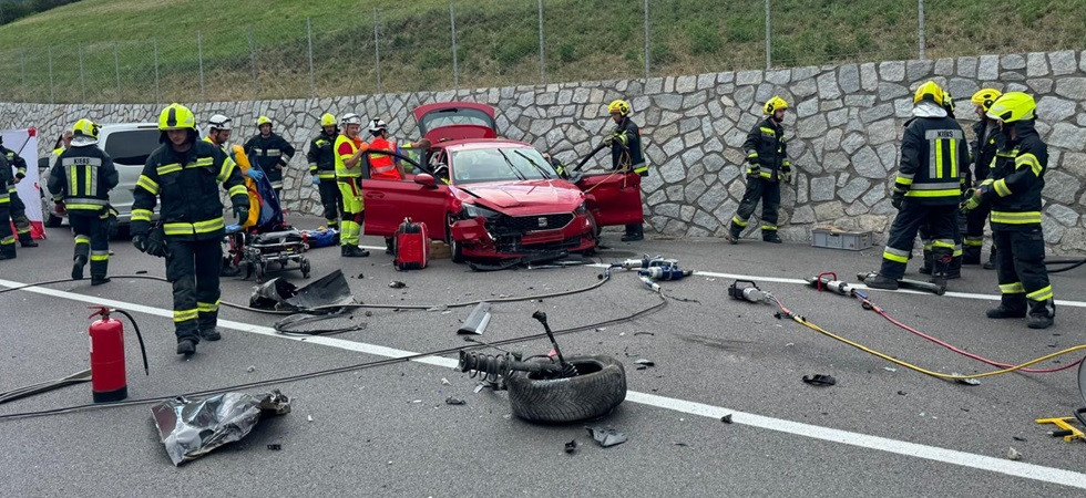 Violento schianto fra tre macchine: cinque persone coinvolte sul posto i soccorsi