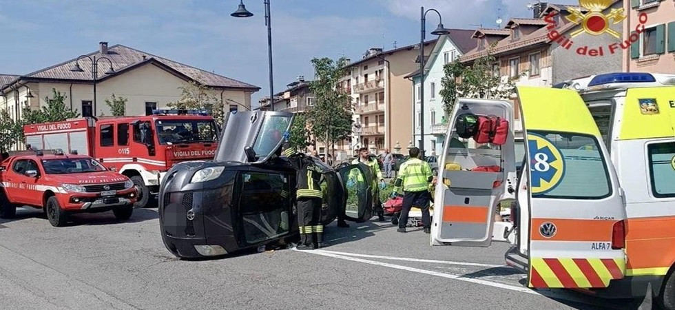 Perde il controllo dell'auto e si ribalta, donna di 72 anni bloccata all'interno del mezzo: l'intervento dei vigili del fuoco
