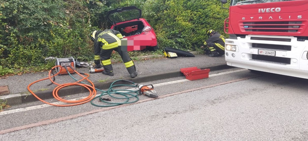 Perde il contro dell'auto, esce di strada e il mezzo di ribalta: 33enne trasportata all'ospedale