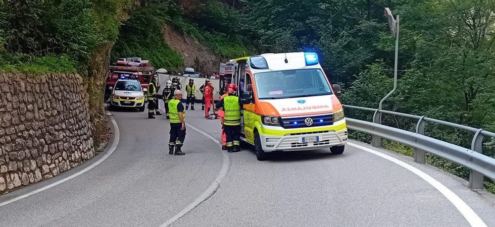 Perdono il controllo della moto, si schiantano e rischiano di finire nel torrente