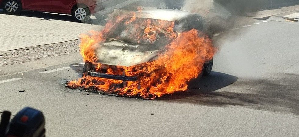 L'auto viene avvolta dalle fiamme, momenti di paura: in azione i vigili del fuoco