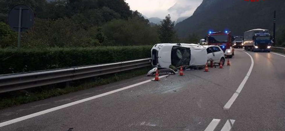 Schianto lungo la SS51, coinvolti 4 mezzi: un'auto si è ribaltata, sul posto i soccorsi sanitari e i vigili del fuoco