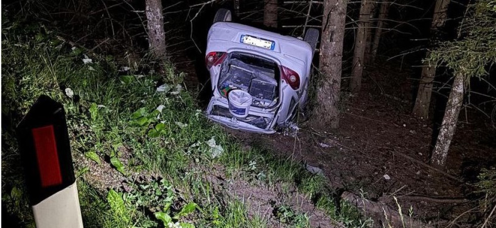 Perde il controllo dell'auto che precipita per diversi metri nel bosco fermandosi contro gli alberi