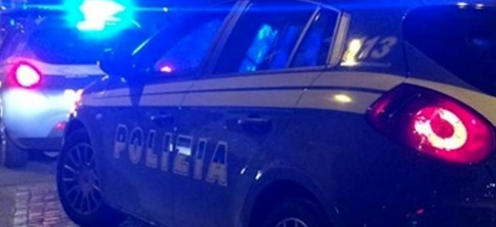 Con un coltello da cucina per strada in pieno centro, urla e minacce contro i passanti: bloccato un uomo