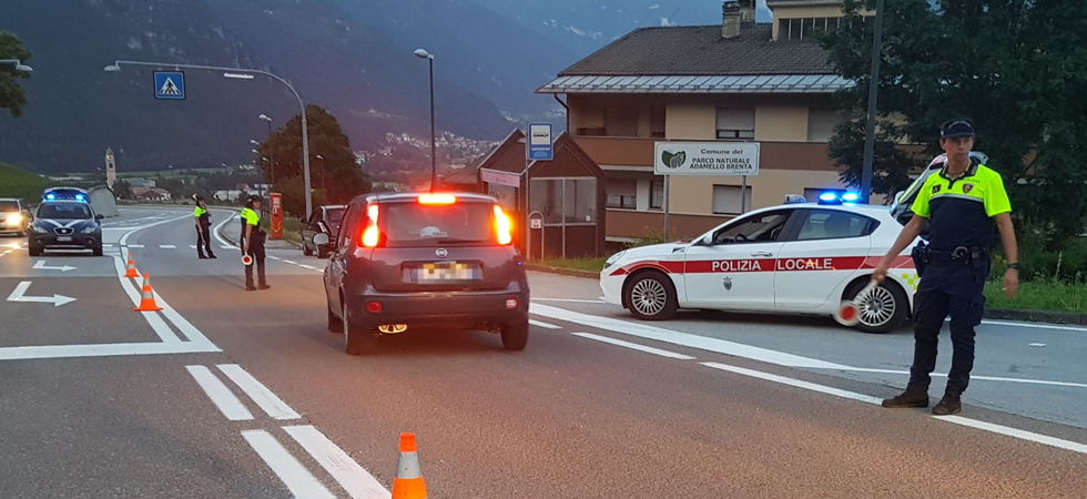 Saltano l'alt, si danno alla fuga e poi il guidatore scappa di corsa tra i boschi: fermati due ragazzi