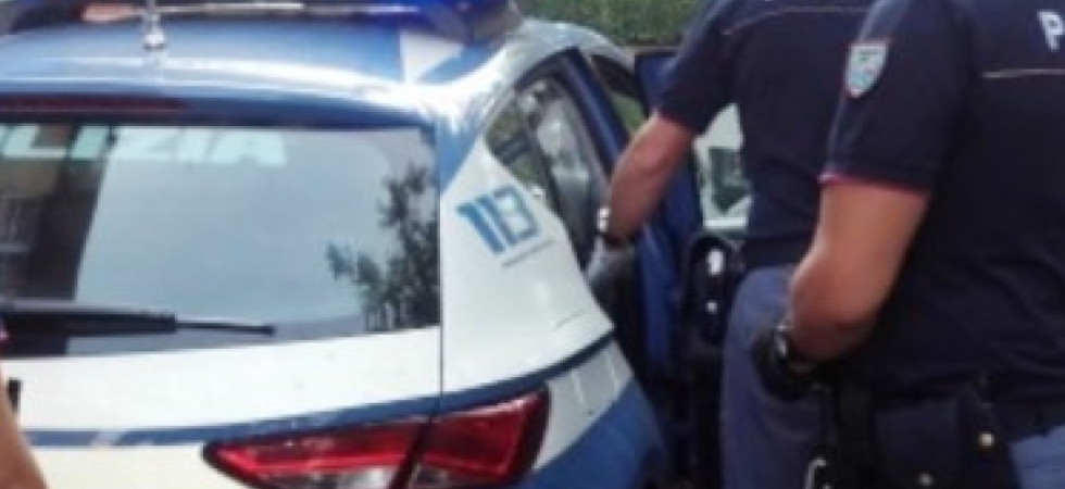 Lasciano la figlia minorenne in auto ed entrano a rubare in un negozio, una coppia bloccata alle casse e denunciata