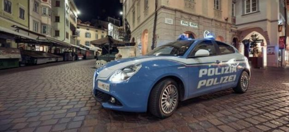 Ruba capi di abbigliamento al centro commerciale e tenta la fuga: fermata e arrestata una 21enne