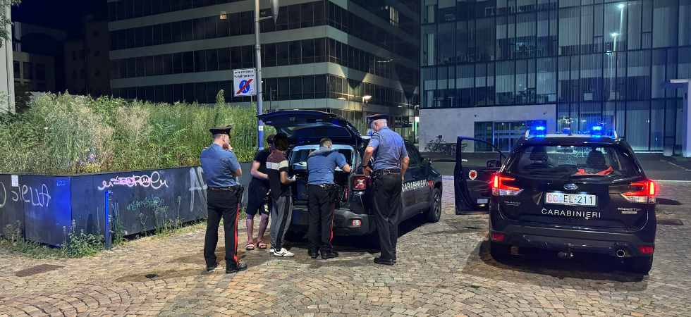 Spaccia nel centro città nascondendo banconote e droga nella sella della bici… e non solo: arrestato
