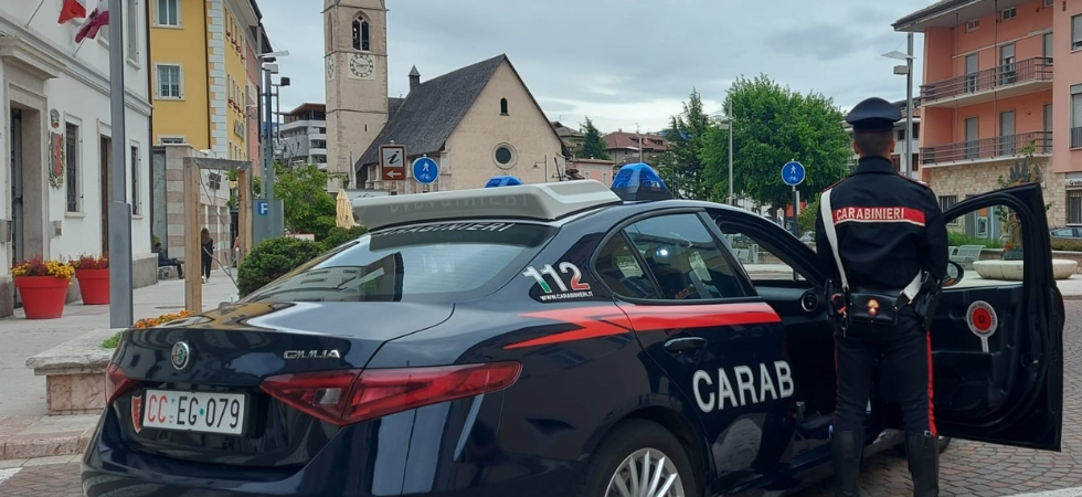 Con gli arnesi da scasso nascosti sotto i vestiti si aggira tra le case del paese: denunciata una donna