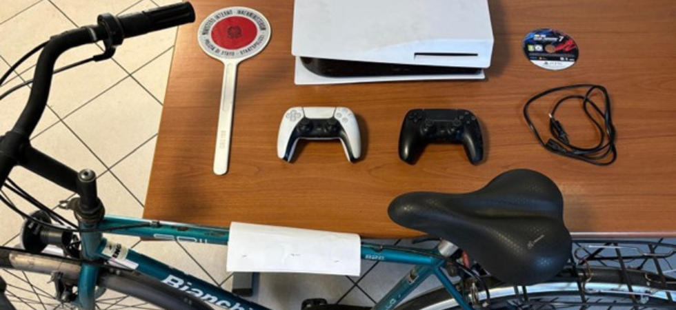 Rubano una Playstation e due biciclette e si danno alla fuga: fermati dalla polizia ed espulsi due giovani