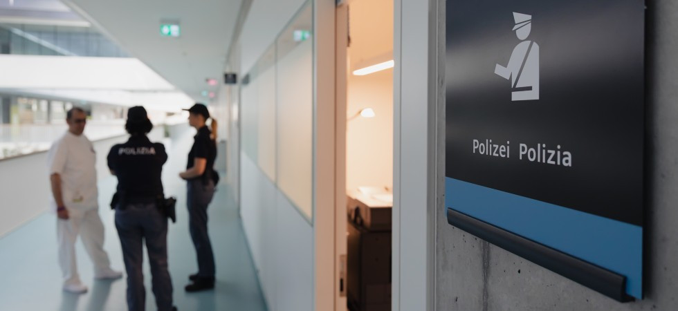 Non vuole aspettare il proprio turno al pronto soccorso e minaccia e aggredisce un medico e la guardia giurata