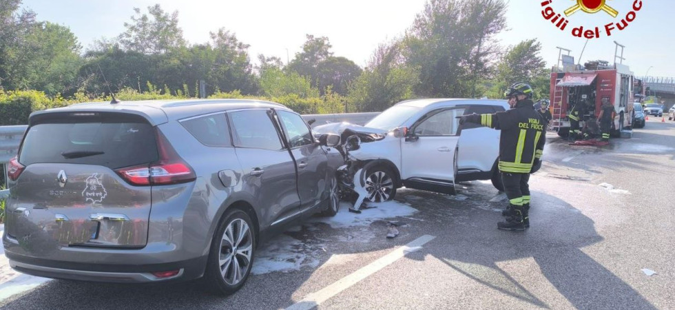 Violentissimo frontale tra due auto: 6 persone coinvolte, compresi 2 bimbi