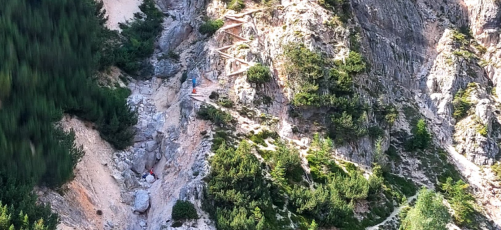 Inciampa sul sentiero, ruzzola nella scarpata e fa un volo di due metri sulle rocce