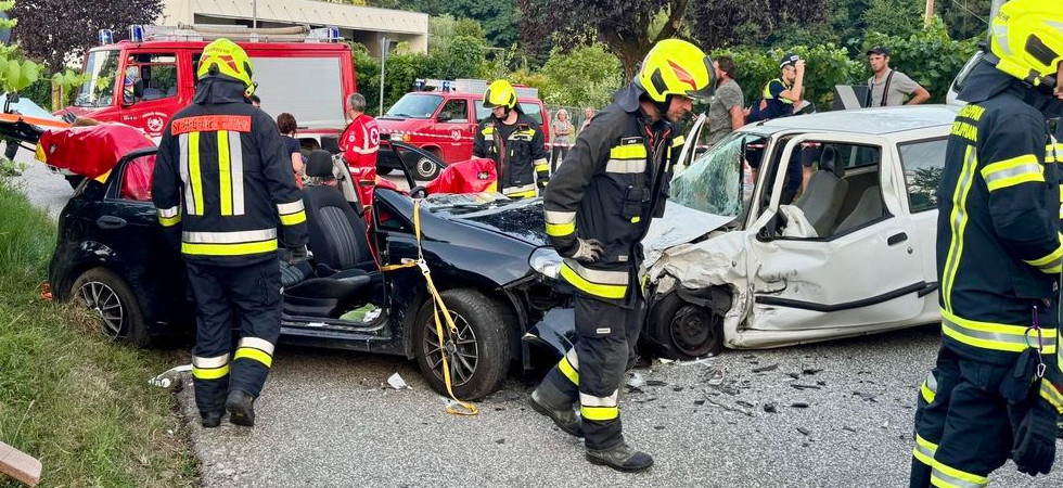 Tremendo scontro tra due mezzi, una persona estratta dalle lamiere con le pinze idrauliche: intervengono i vigili del fuoco