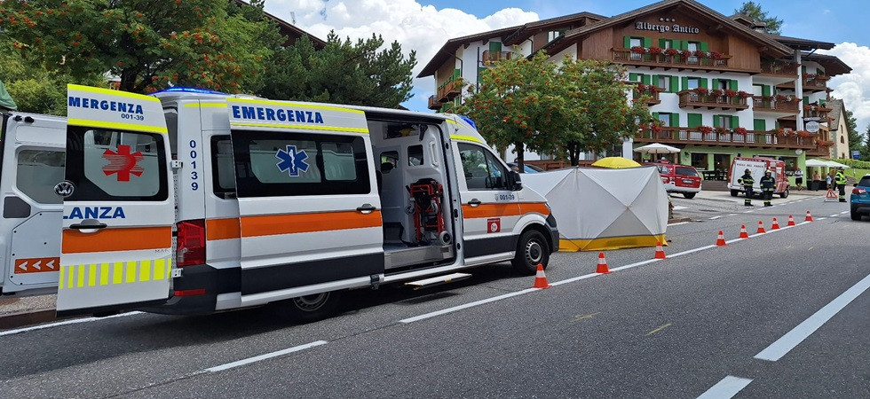 Violento scontro auto - bici: momenti di paura per un uomo di 57 anni, in azione i soccorsi