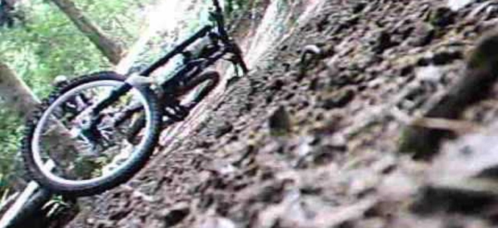 In mountain bike lungo un sentiero perde il controllo del mezzo e finisce a terra