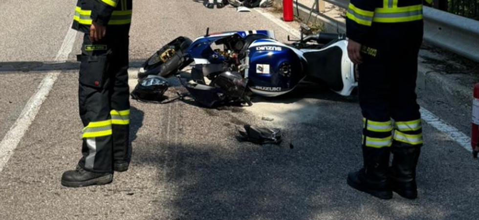 Perde il controllo della moto, finisce contro il guard-rail e viene scaraventato sull'asfalto