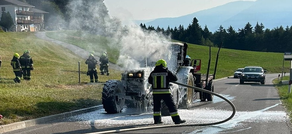 Le fiamme avvolgono la parte anteriore del trattore, momenti di paura per un agricoltore: sul posto i vigili del fuoco