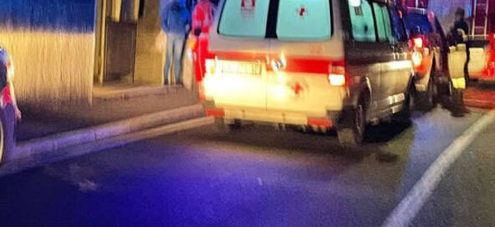 Sente nel cuore della notte il vicino di casa che si lamenta e lancia l'allarme