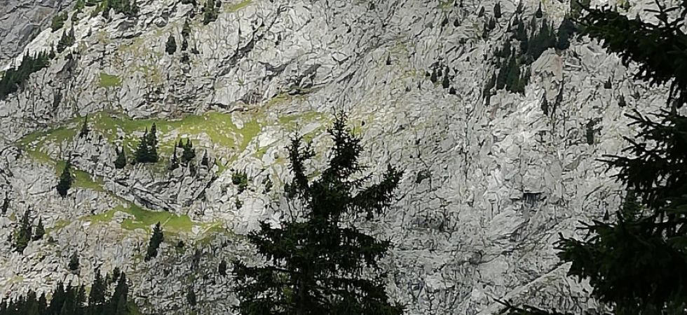 Foto archivio Turisti 20enni bloccati sulla ferrata, uno di loro precipita e non riesce più a muoversi: soccorsi in azione