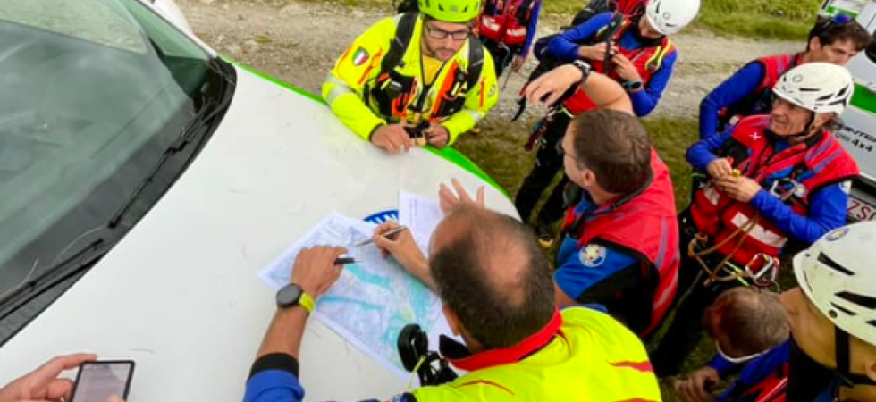 Scattano le ricerche dopo il ritrovamento di uno zaino in quota