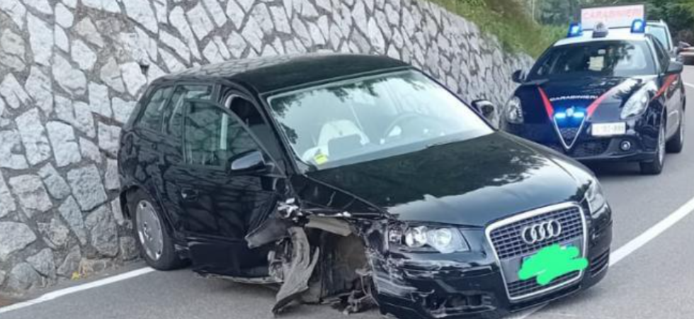 Auto si schianta contro il guardrail e una 80enne rimane incastrata tra le lamiere: momenti di paura
