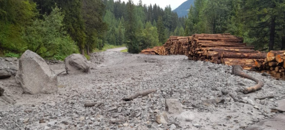 Smottamento invade la strada dopo i forti temporali: lavori di ripristino in corso lungo la statale 622 di Solda